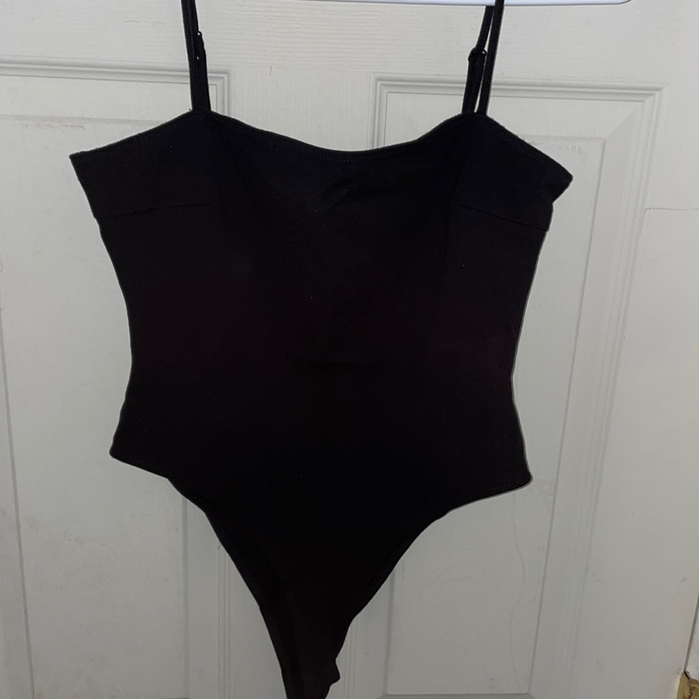 Goes with everything! An amazing basic! Condition: great! Color: black.